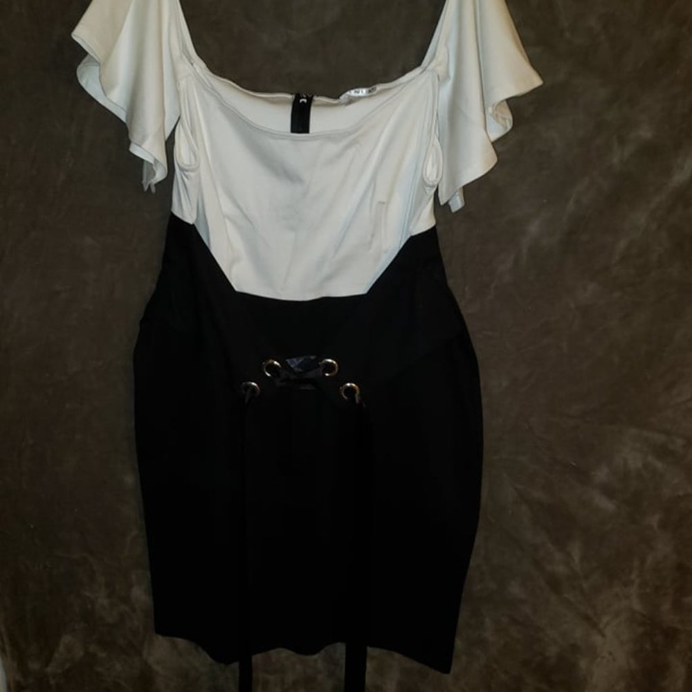 VENUS SIZE 18 FORM FITTING BLACK AND WHITE DRESS